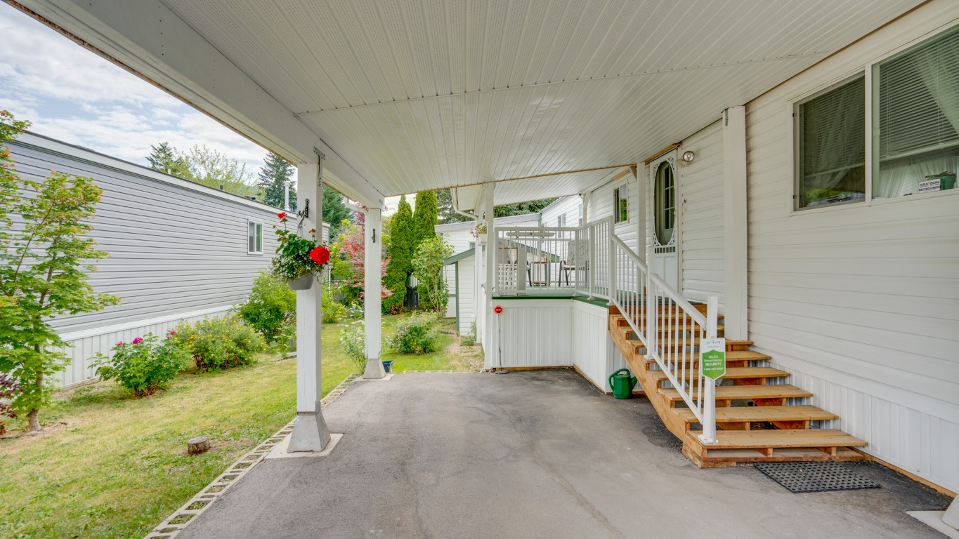 Photo de la propriété: 3350 10 Avenue NE 121 BC V1E 1J6