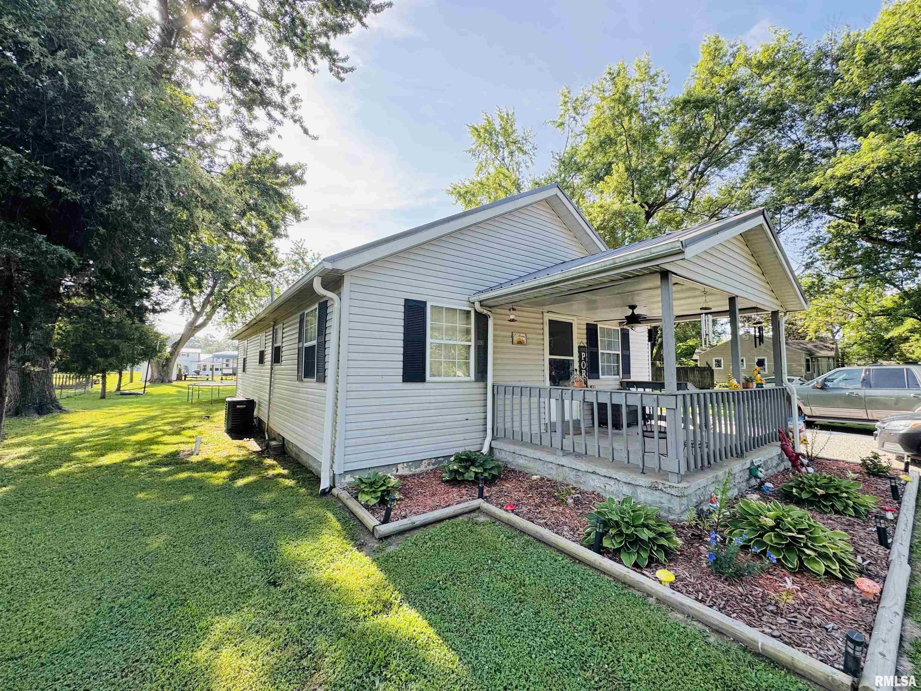 Property Photo: 410 S Merritt Street IL 62870