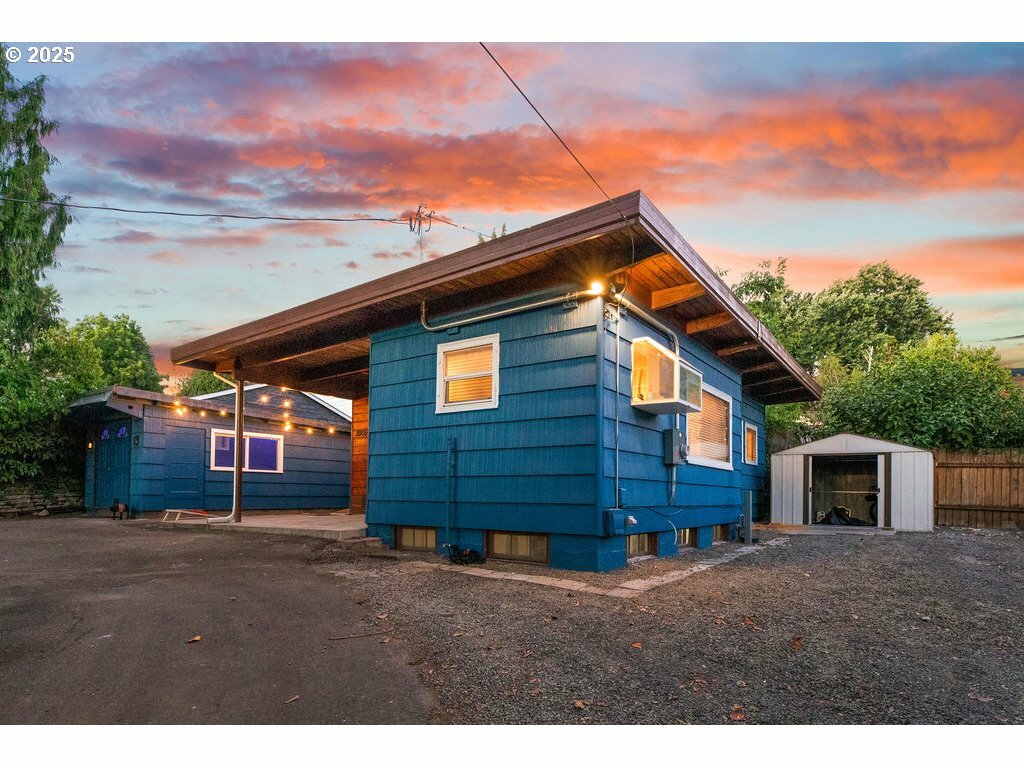 Property Photo:  3909 NW Rose St  WA 98660 