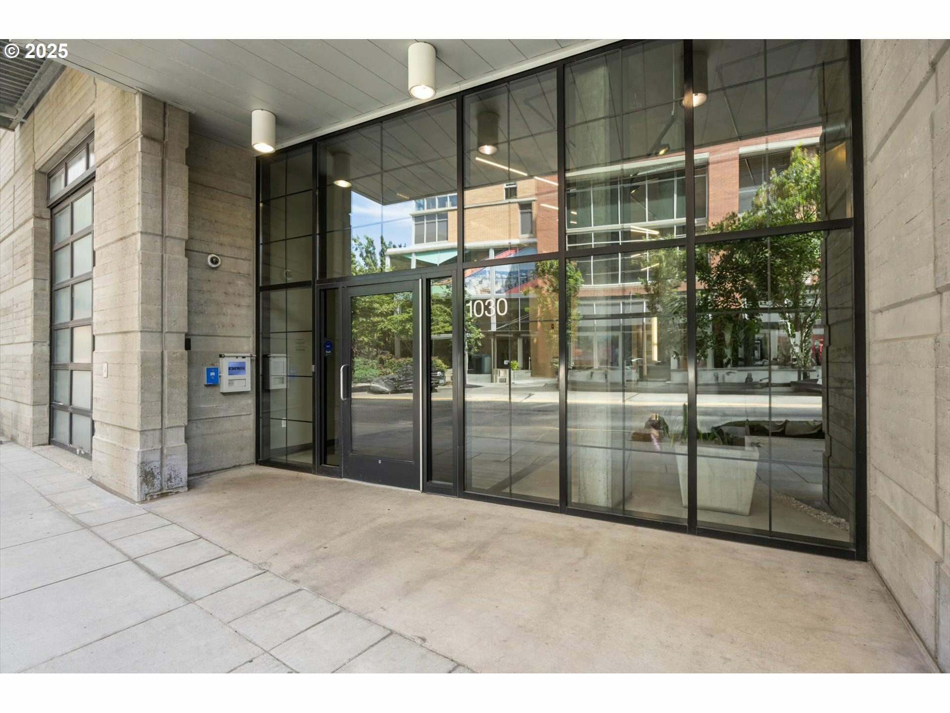 Property Photo: 1030 NW 12th Ave 201 OR 97209