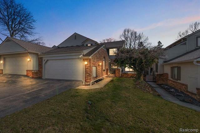 Property Photo: 6906 Pebblecreek Woods Drive MI 48322