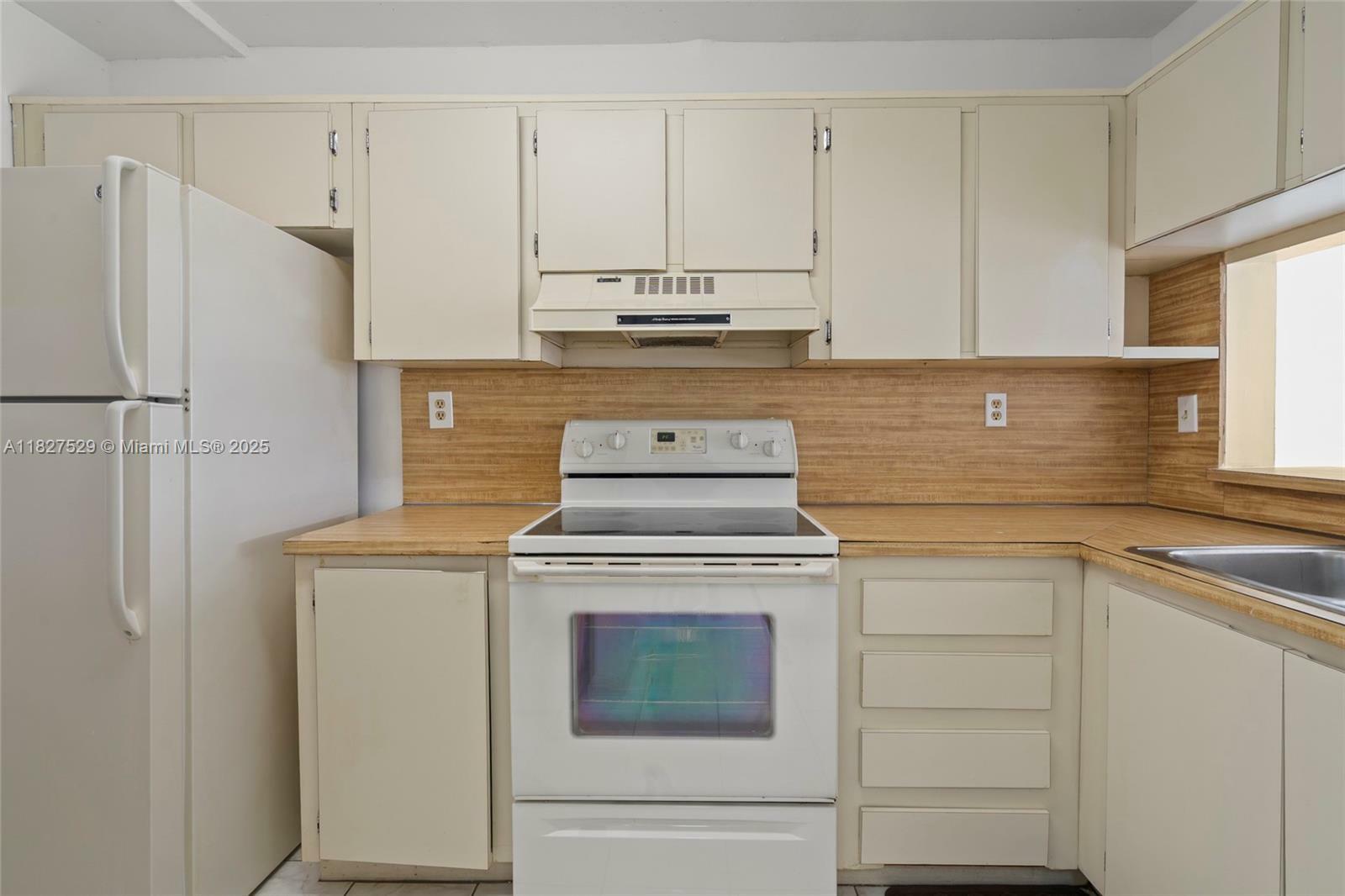Property Photo:  10290 NW 9th St Cir 511  FL 33172 