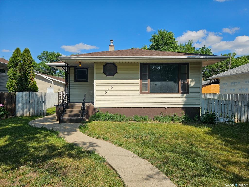 Property Photo:  663 4th Avenue NW  SK S9H 3W4 