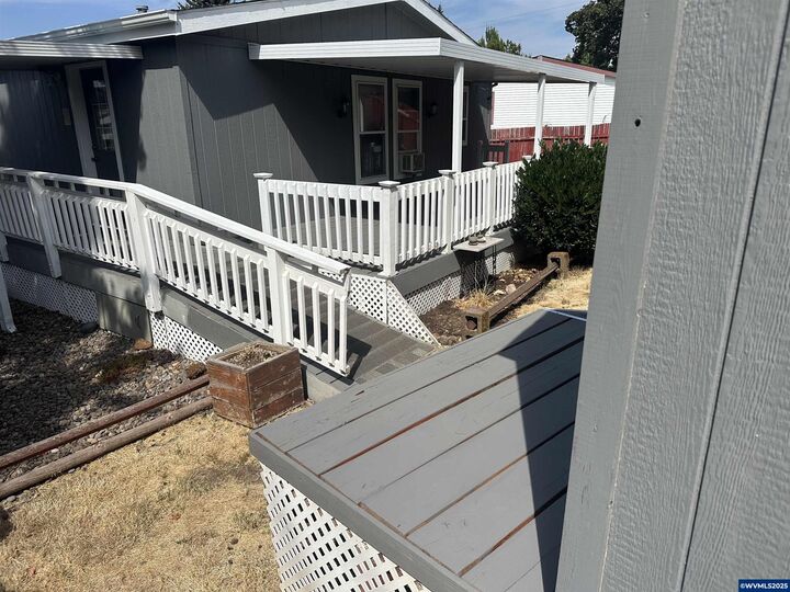 Property Photo: 2000 Robins (#8) Ln SE 8 OR 97306