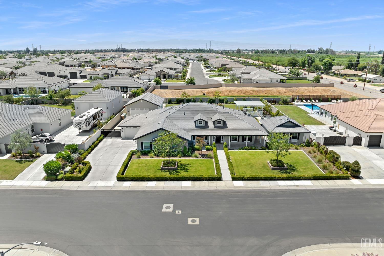 Property Photo: 16725 Bellewood Place CA 93314