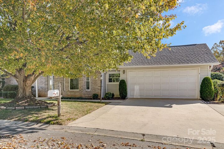 Property Photo: 4 Gatehouse Court NC 28803