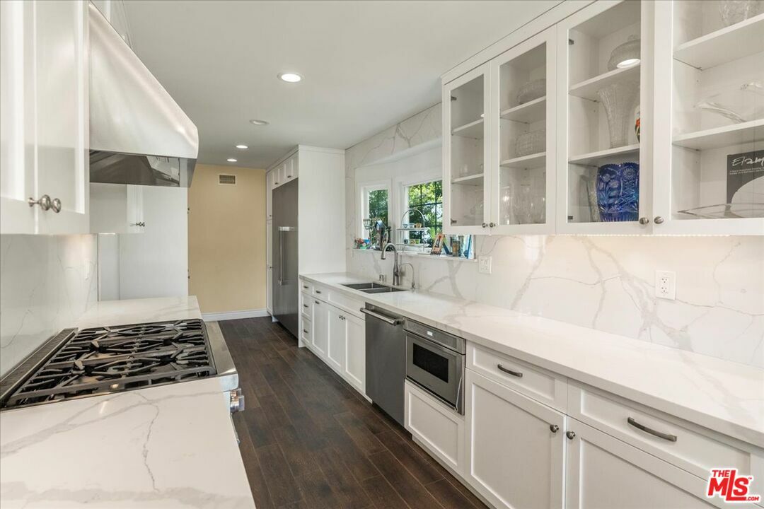 Property Photo: 207 N Doheny Dr CA 90211