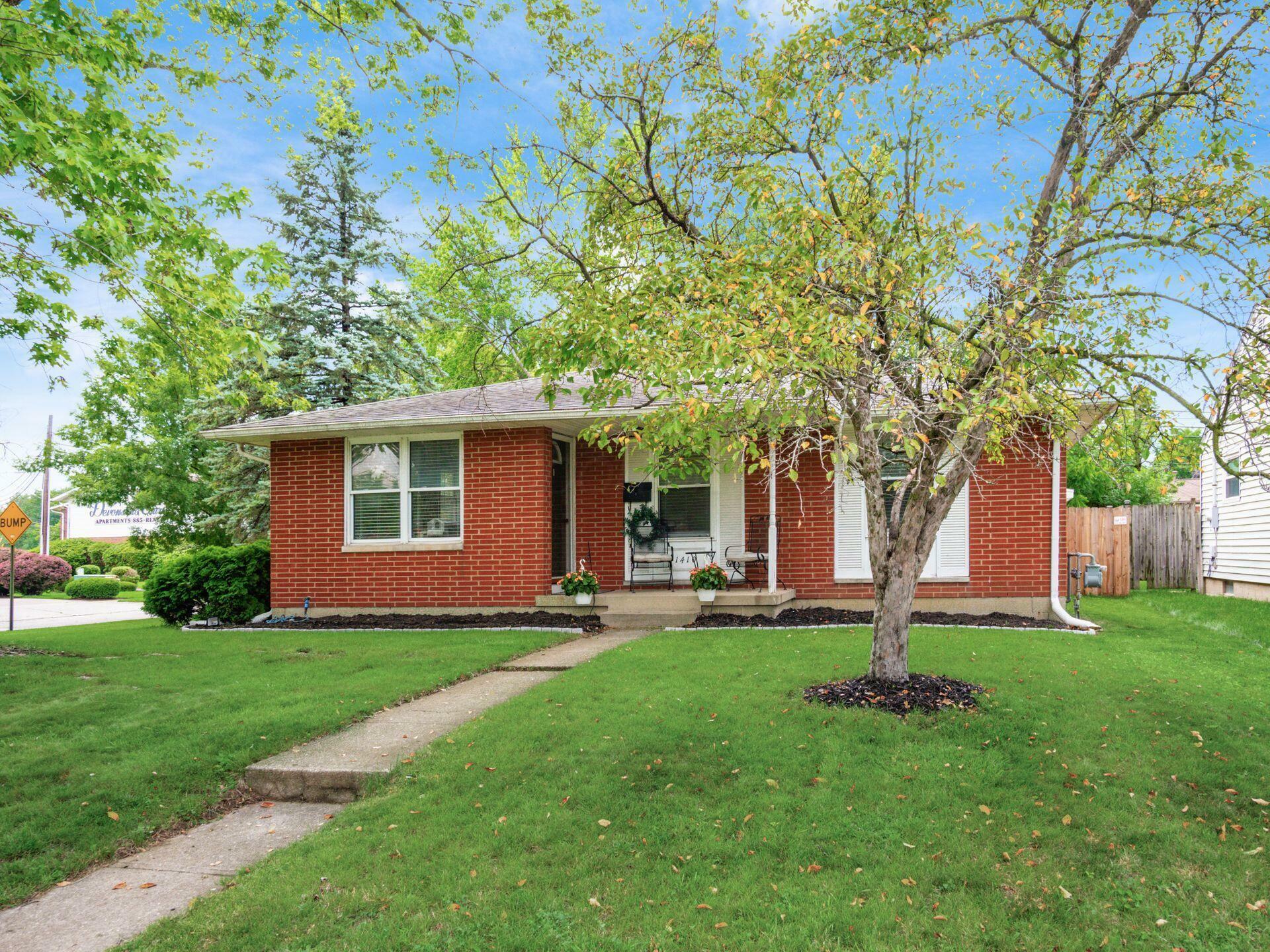 Property Photo: 1410 Chelmsford S Square OH 43229