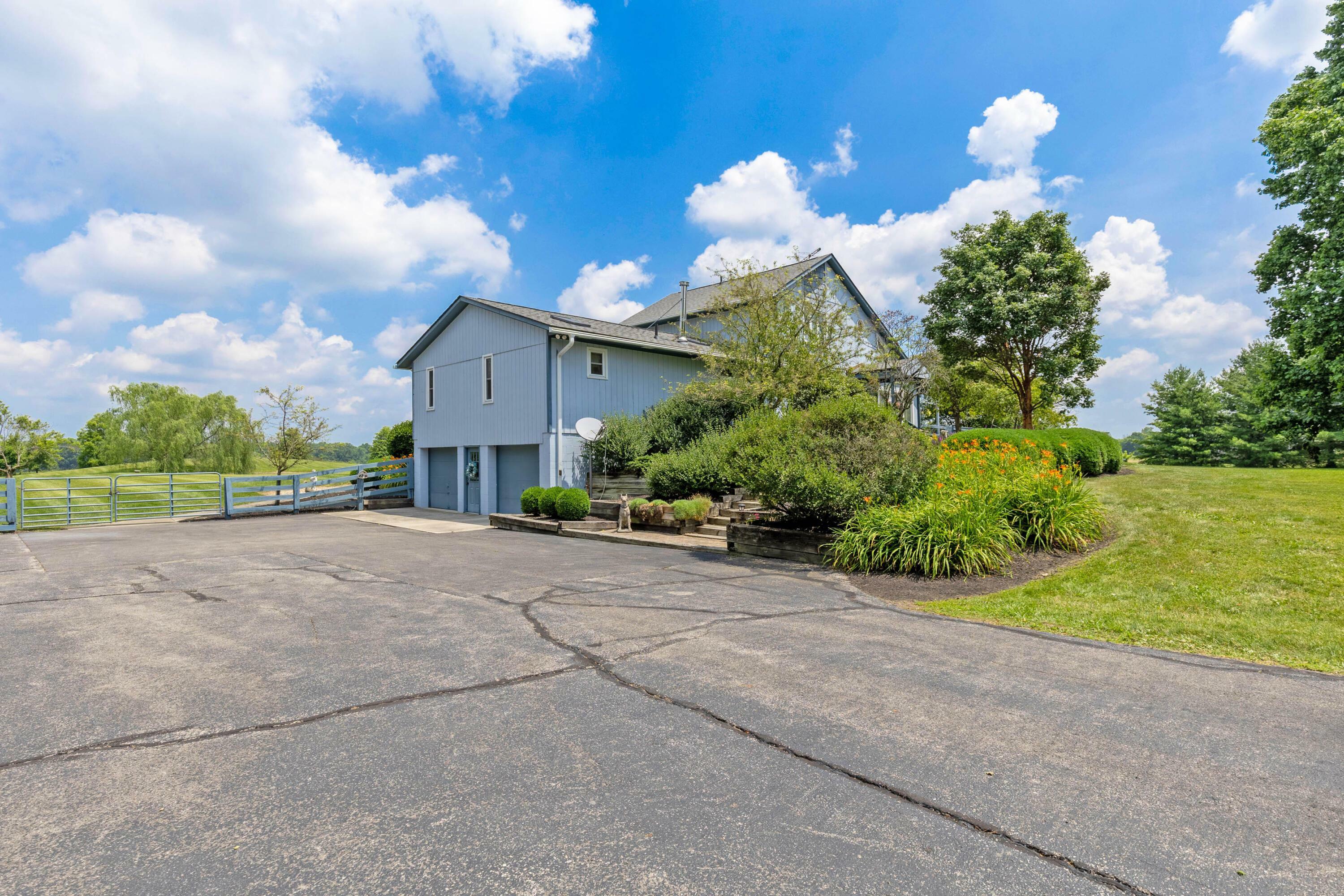 Property Photo: 6630 Dutch Lane NW Road OH 43031