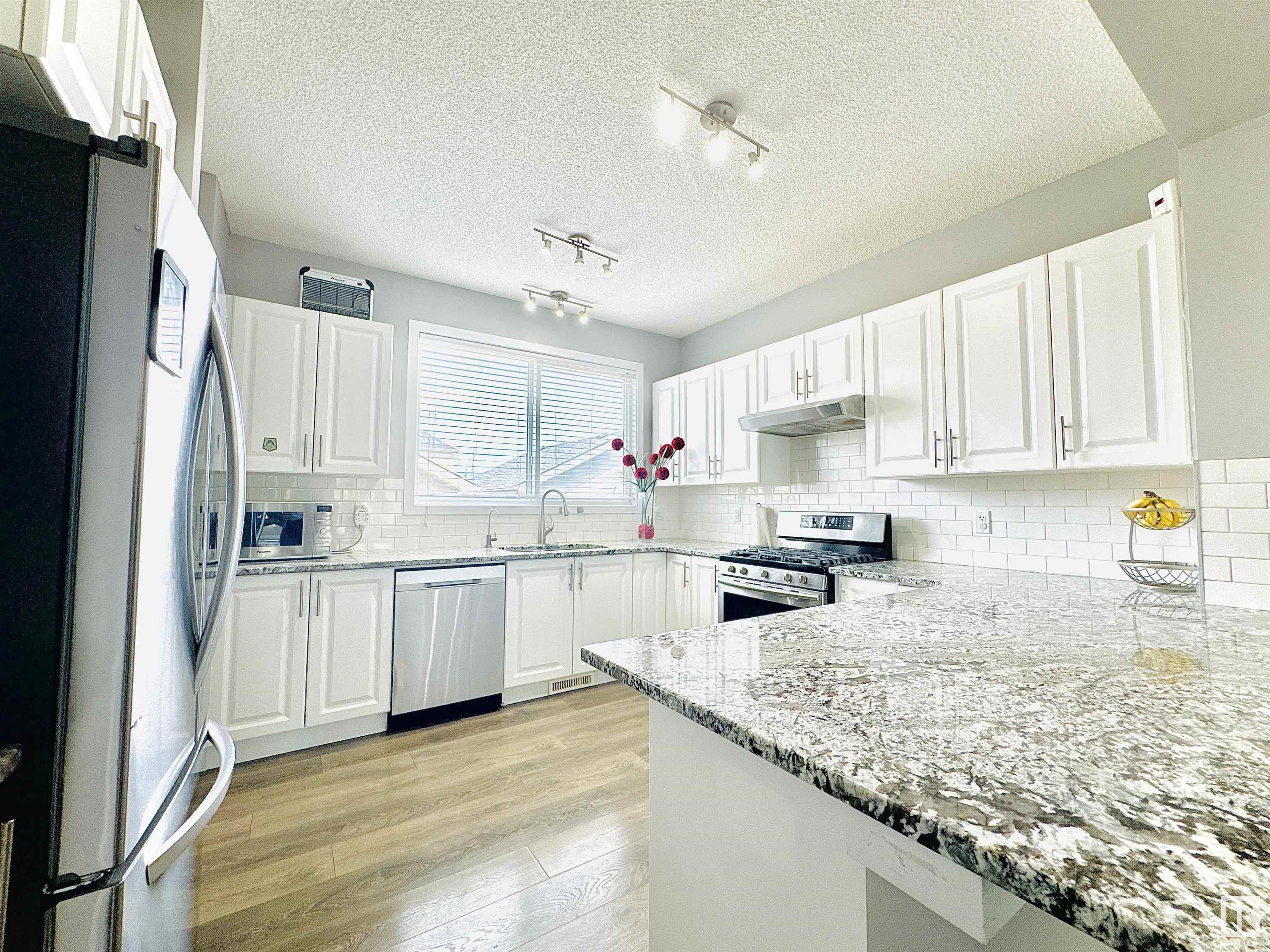 Property Photo:  5832 Anthony Crescent SW  AB T6W 3H5 