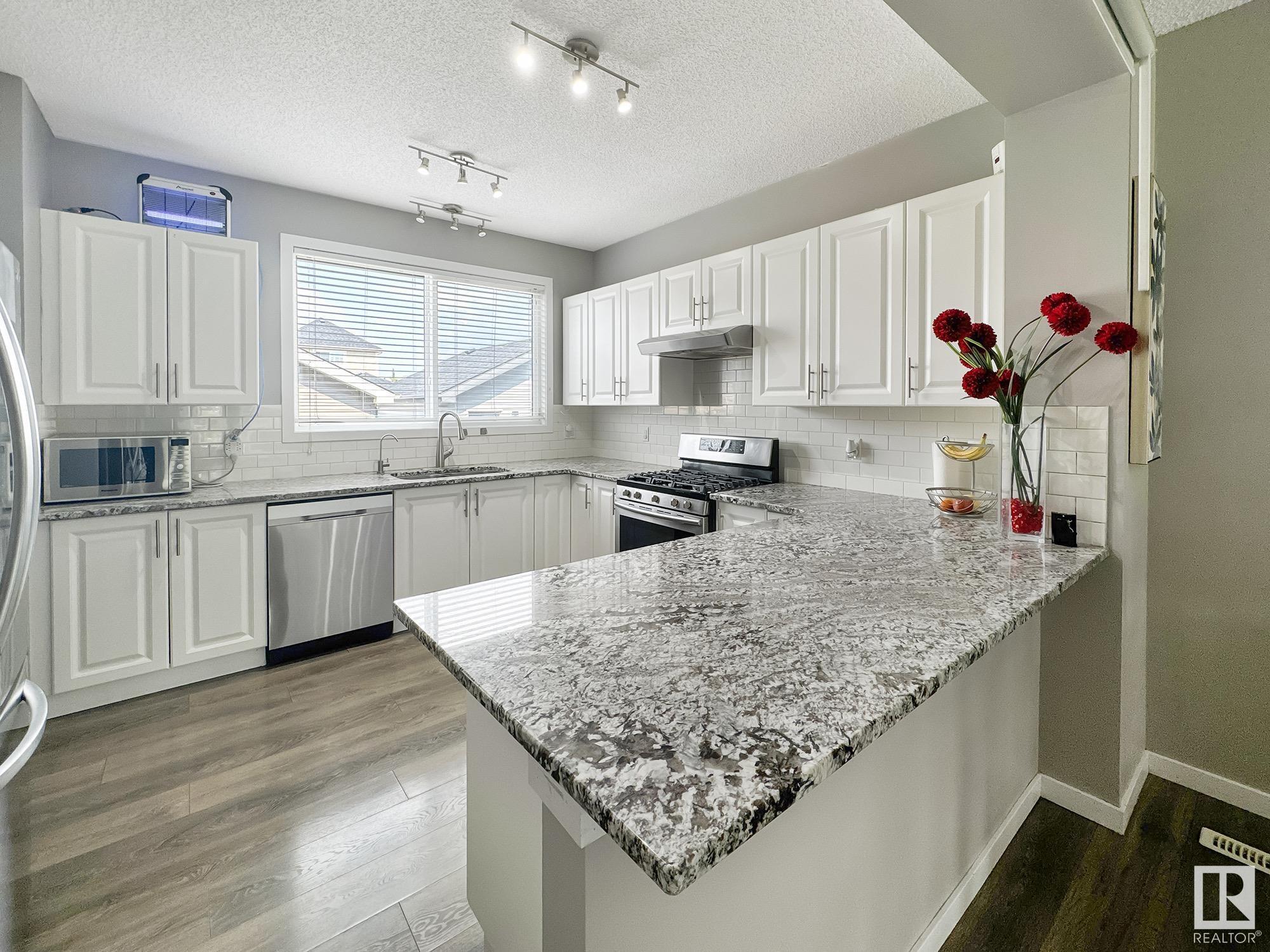 Photo de la propriété: 5832 Anthony Crescent SW AB T6W 3H5