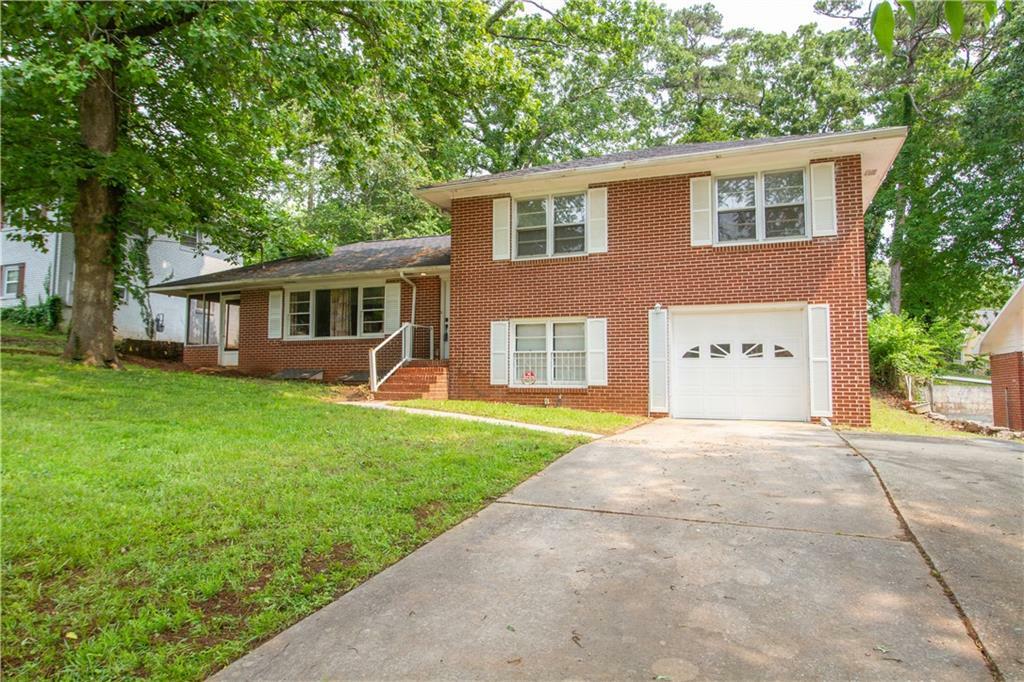 Property Photo: 1558 Boulderwoods Drive SE GA 30316