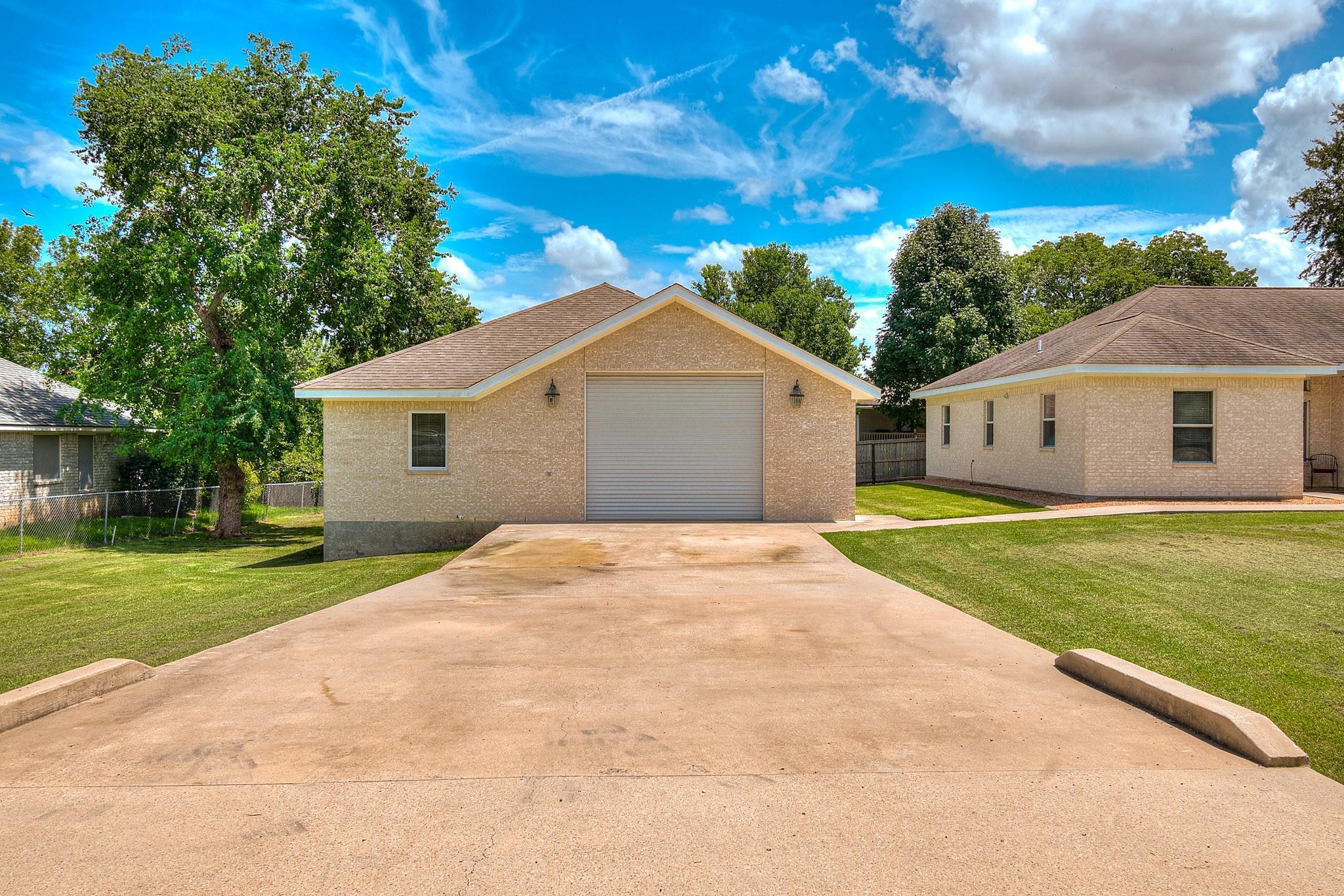 Property Photo: 610 Moonwalk Street TX 77356