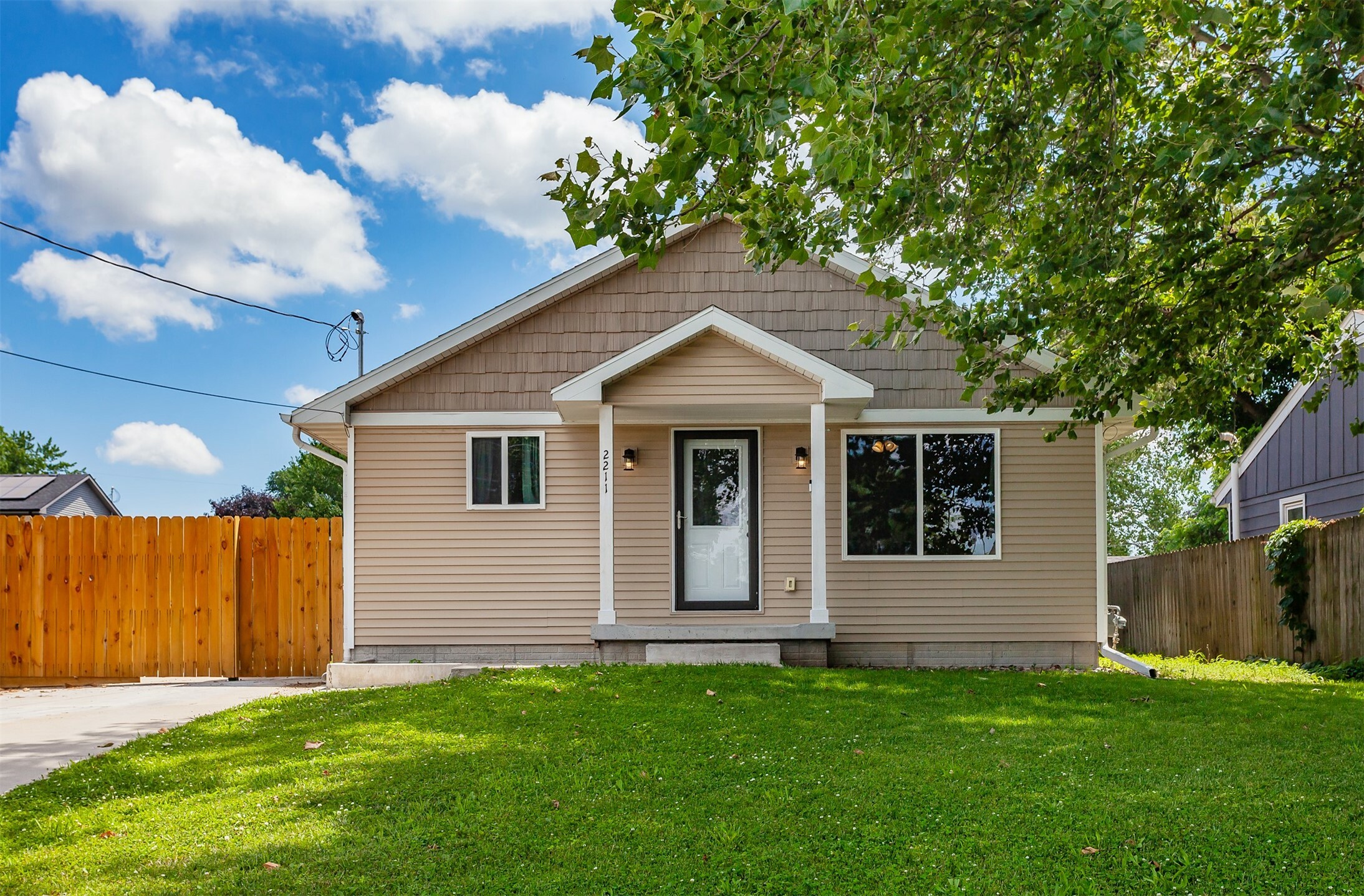 2211 E 38th Street  Des Moines IA 50317 photo