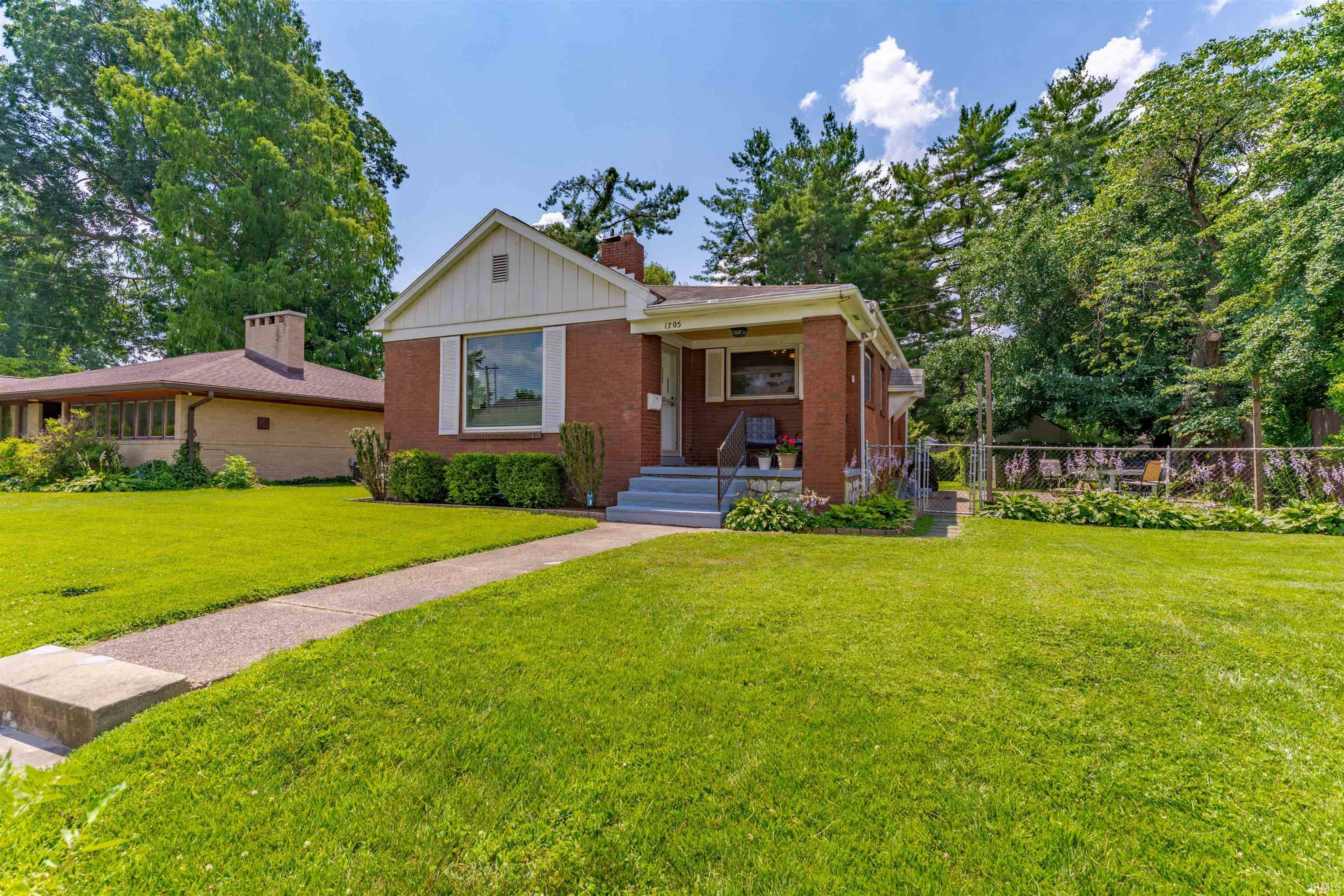 Property Photo: 1705 E Gum Street IN 47714