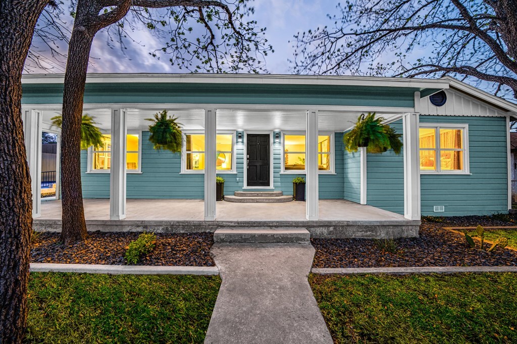 Property Photo:  900 Tivy St  TX 78028 