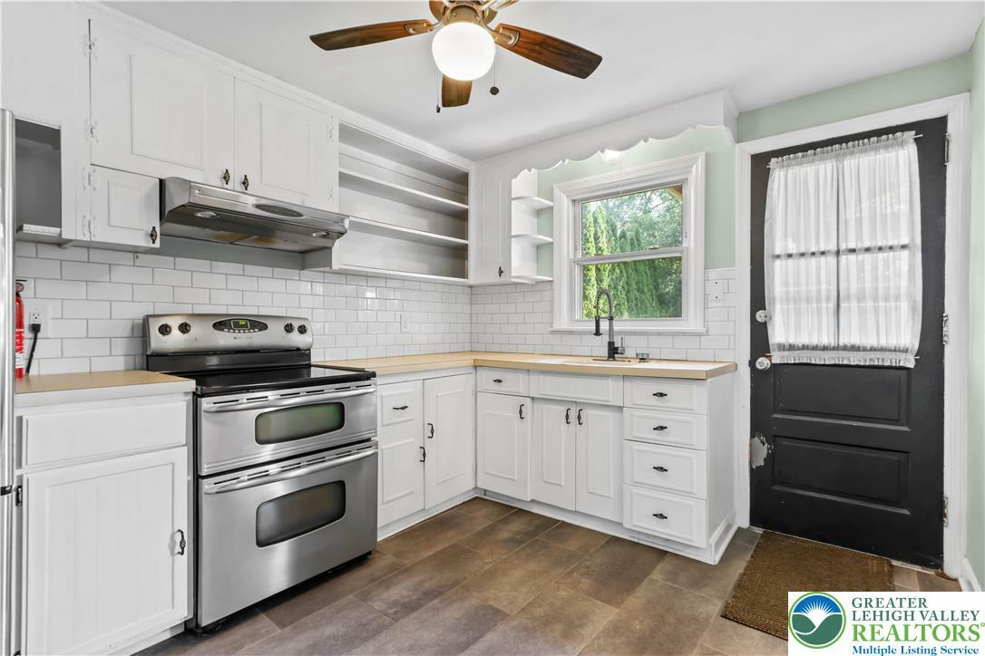 Property Photo: 1882 Ridgelawn Avenue PA 18018