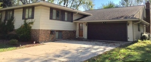 Property Photo: 702 Auburn Circle IL 60193