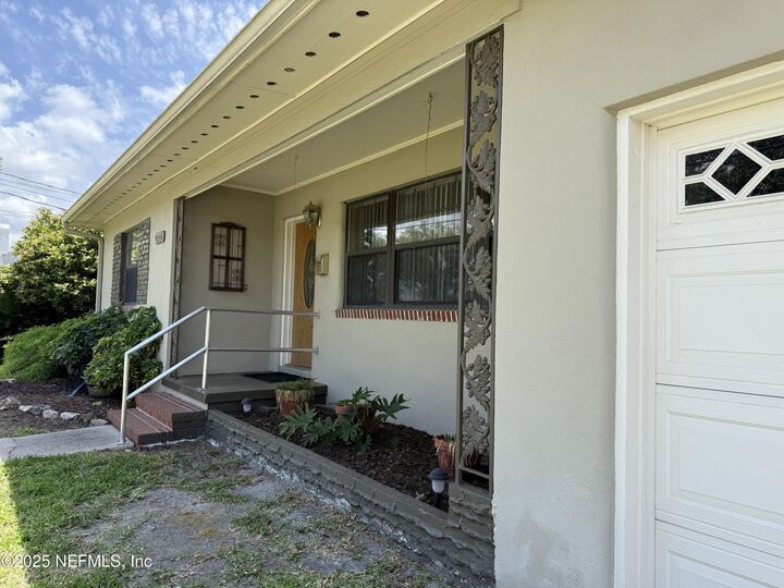 Property Photo: 4356 Demedici Avenue FL 32210