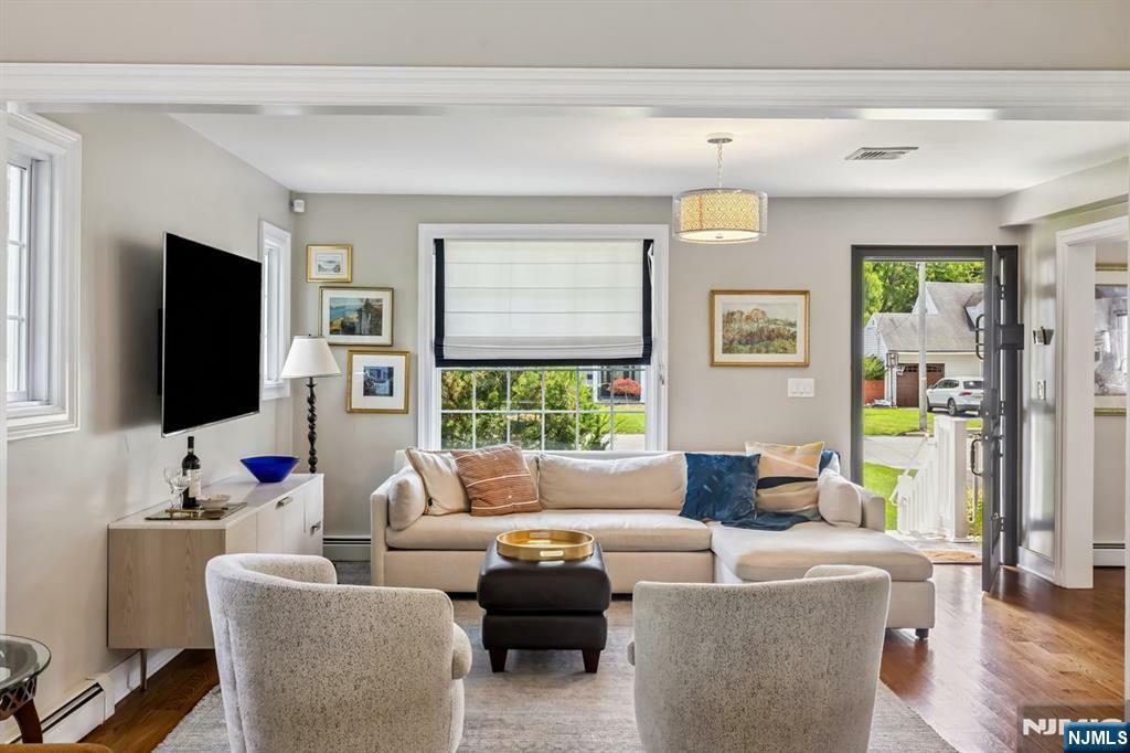 Property Photo:  562 Barnett Place  NJ 07450 