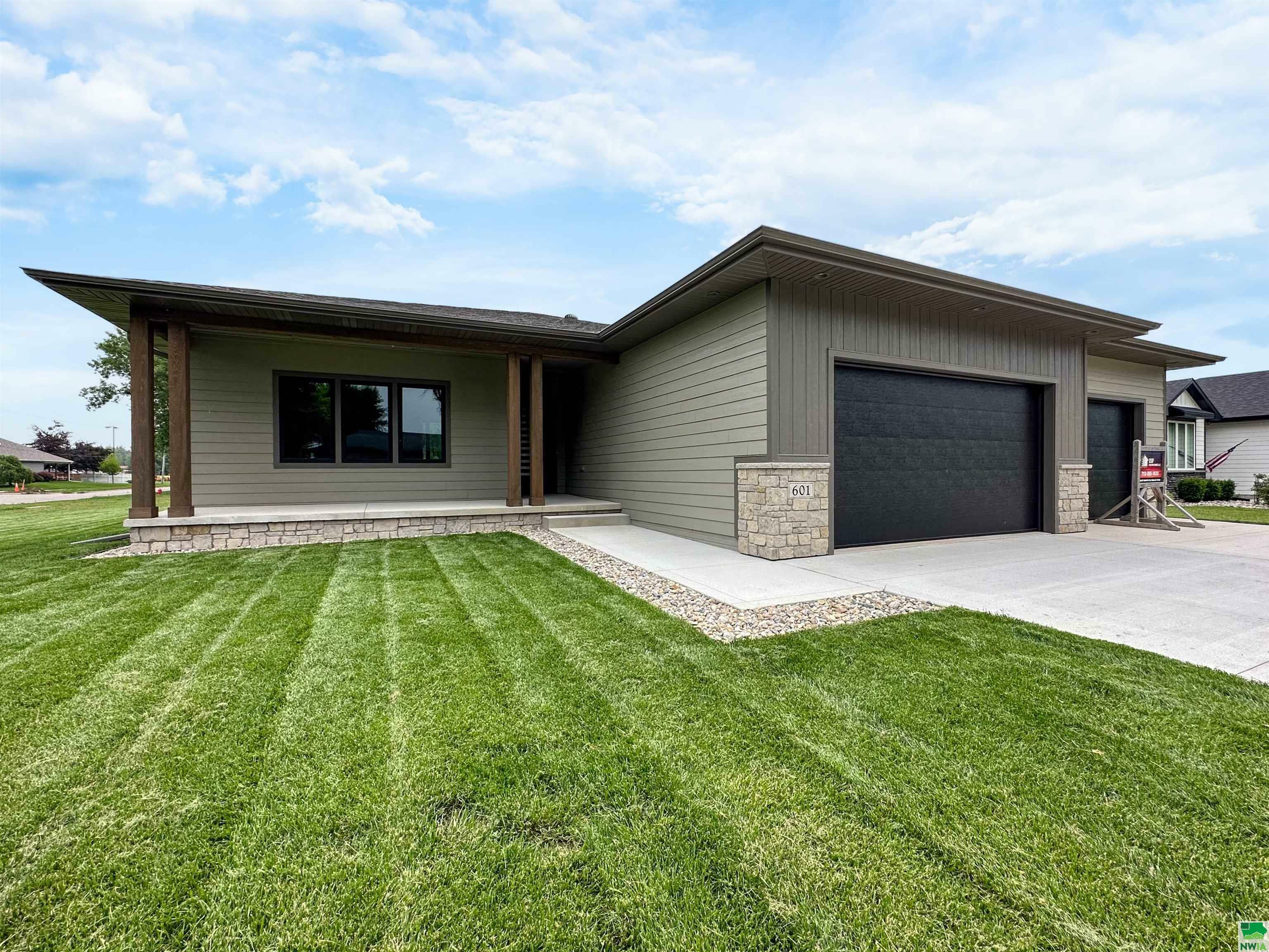 Property Photo: 601 Topaz Dr IA 51054