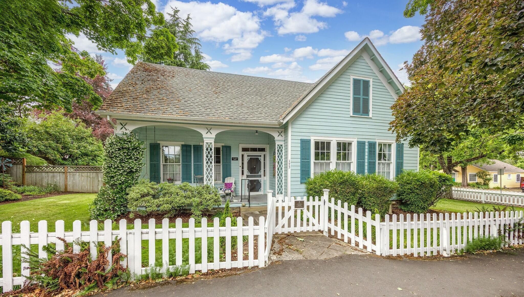 Property Photo: 175 N 3rd Street OR 97530