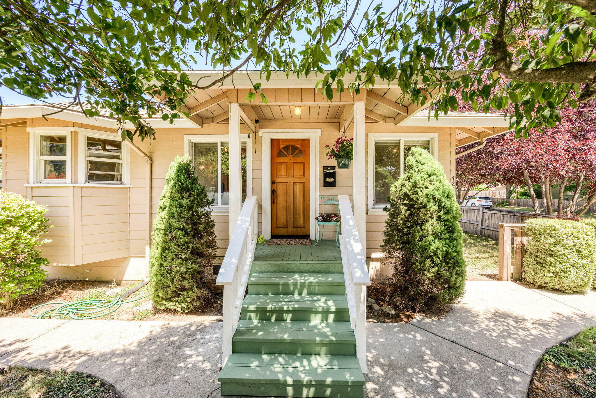 Property Photo: 422 SE M Street OR 97526
