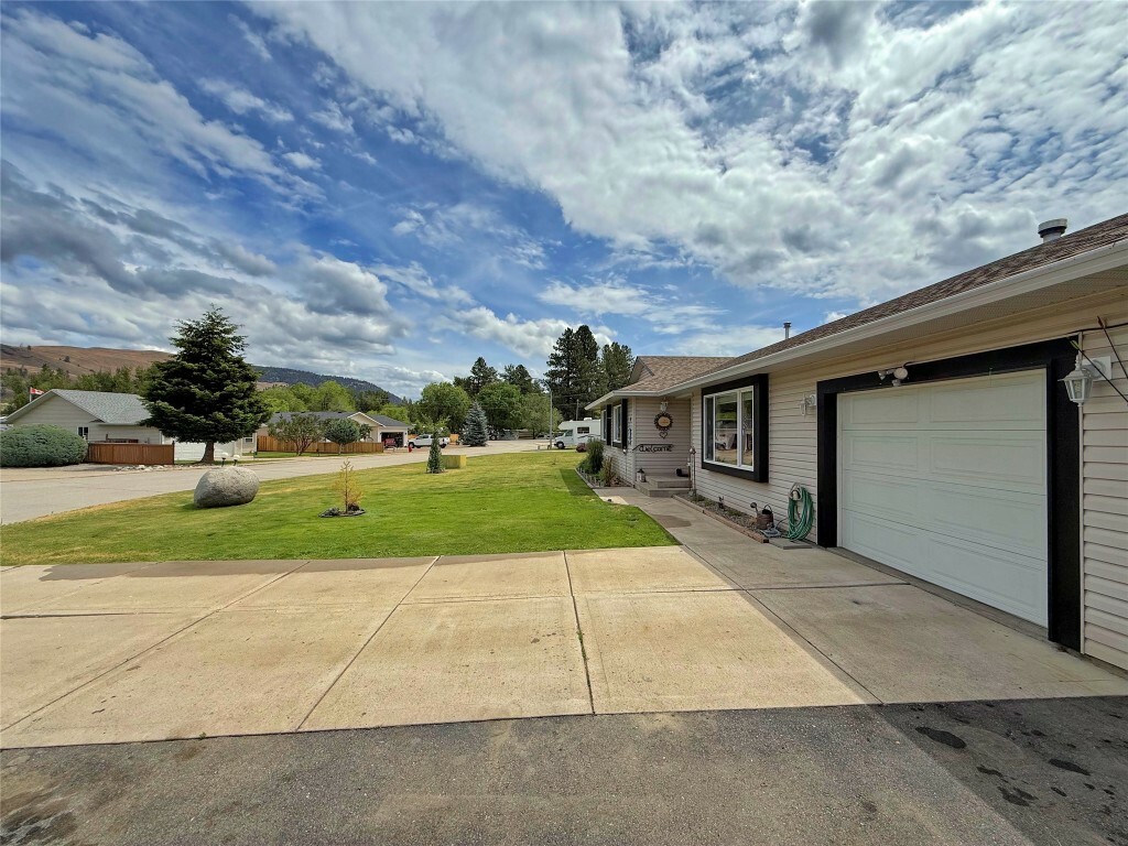 Property Photo: 8 Eagle Crescent BC V0X 1W0