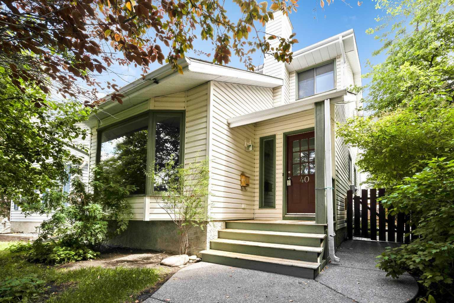 Property Photo: 40 Gleneagle Place SW AB T3E 6R5