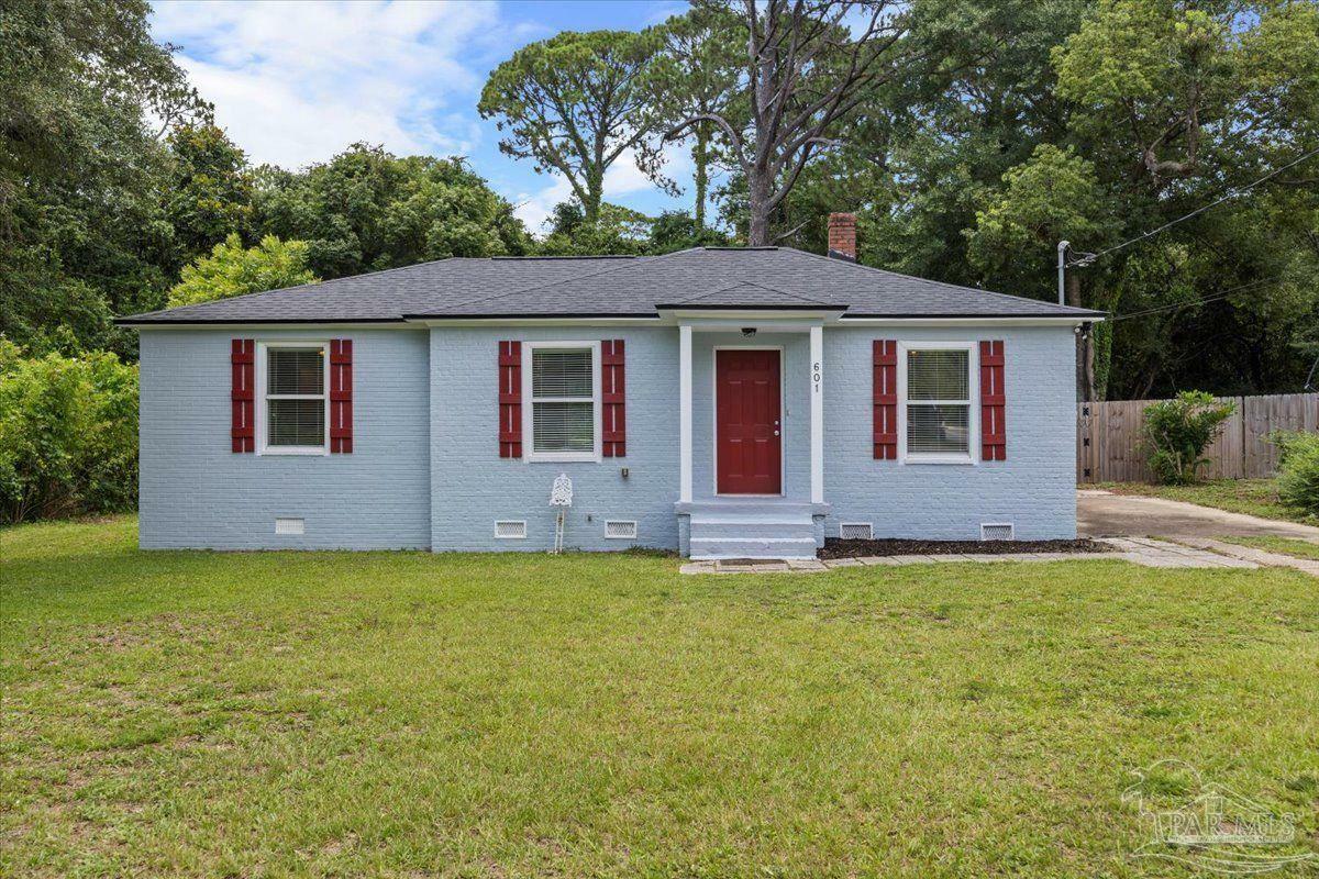 Property Photo: 601 W Sunset Ave FL 32507