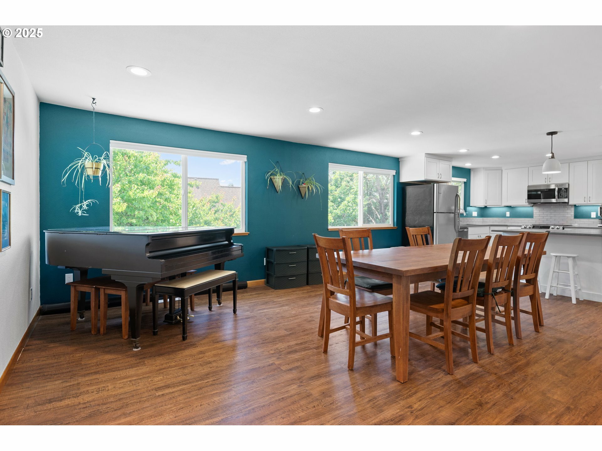 Property Photo:  1482 SW 5th Pl  OR 97080 