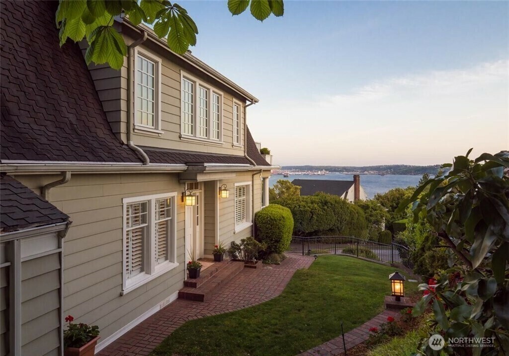 Property Photo: 526 W Kinnear Place WA 98119