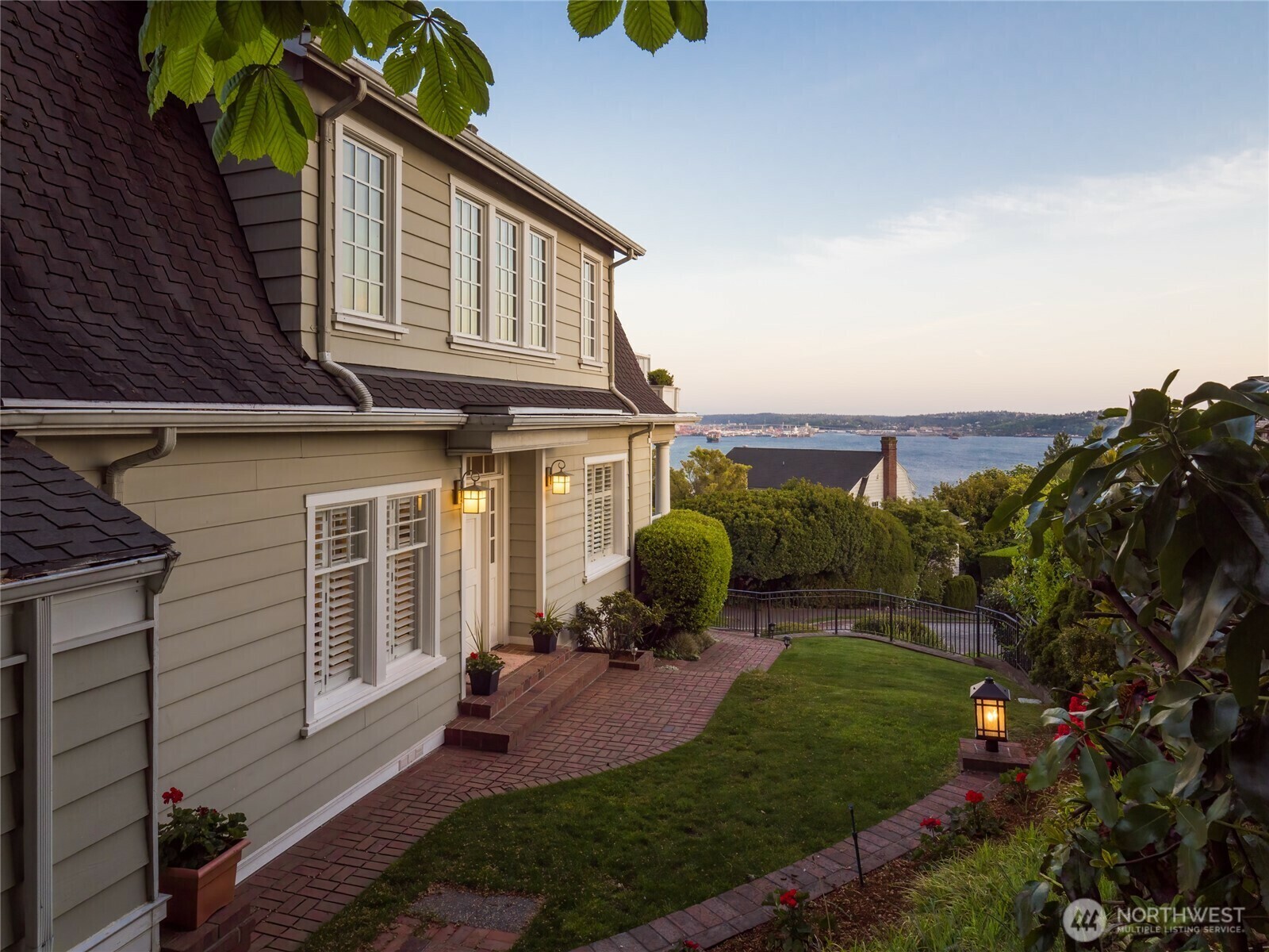 Property Photo: 526 W Kinnear Place WA 98119