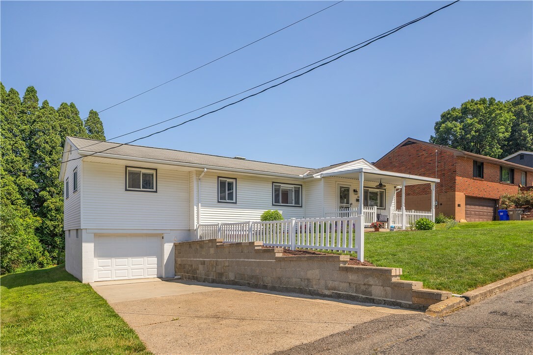 Property Photo: 208 Fairlawn Blvd PA 16063