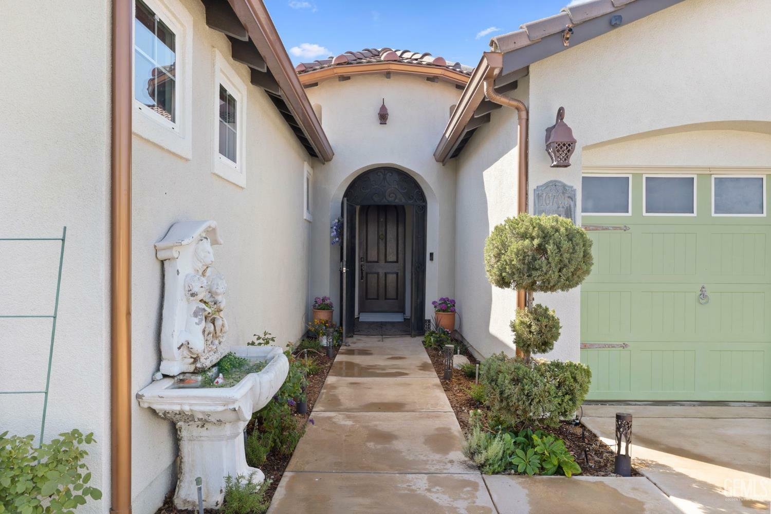 Property Photo:  10705 Topiary Drive  CA 93306 