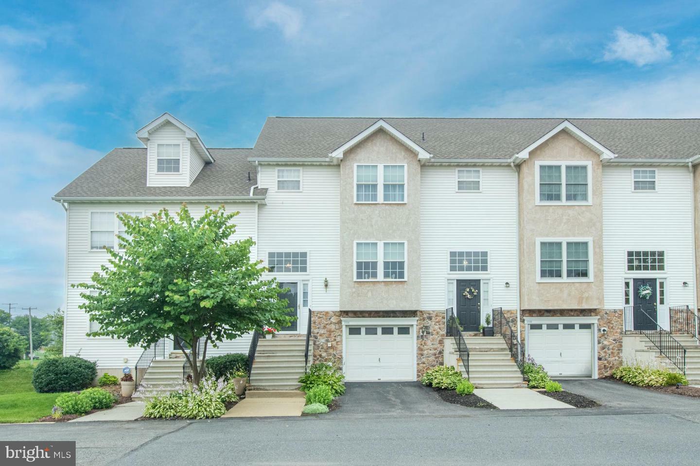Property Photo: 2008 Hampton Court PA 19543