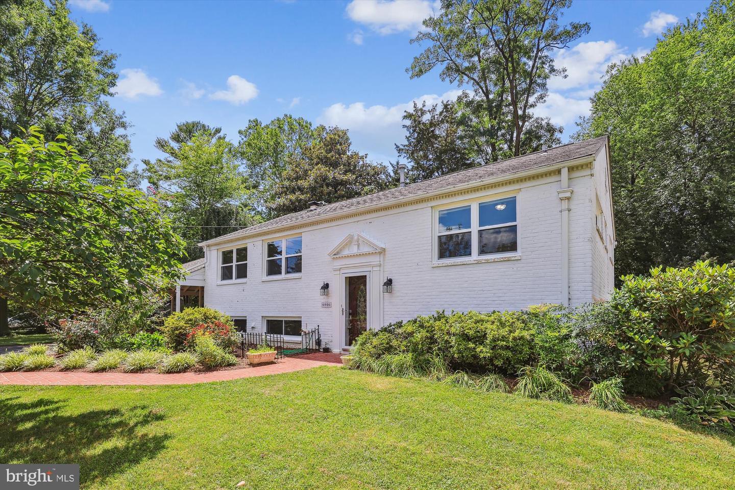 Property Photo: 6916 Southridge Drive VA 22101