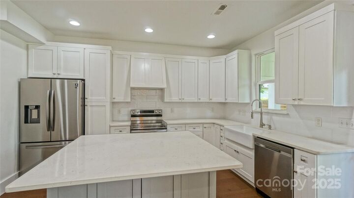 Property Photo: 5511 Milhaven Lane NC 28269