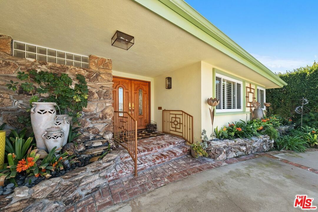Property Photo:  5550 W 63rd St  CA 90056 