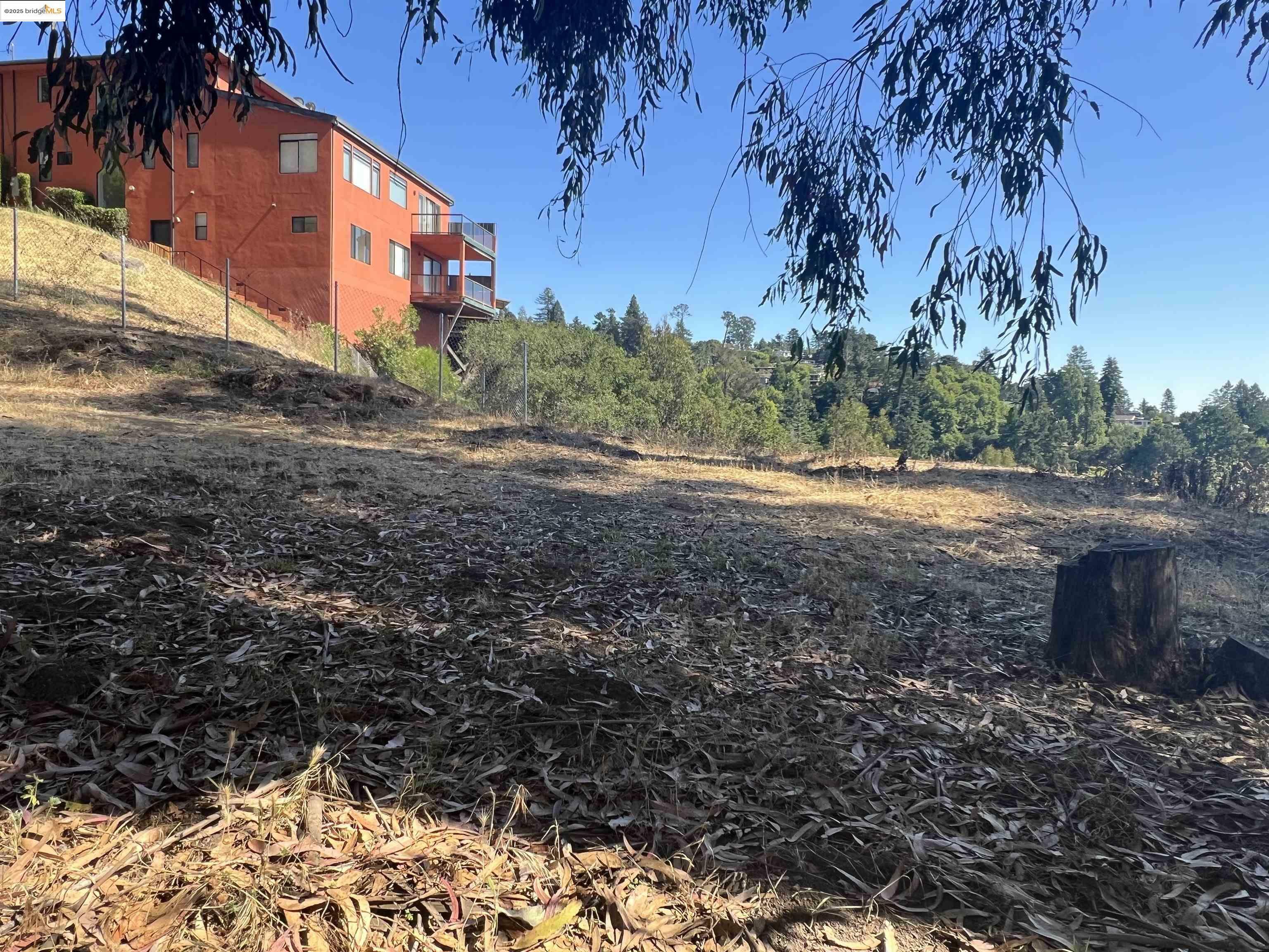 Property Photo:  82 Oakwood Ct  CA 94611 