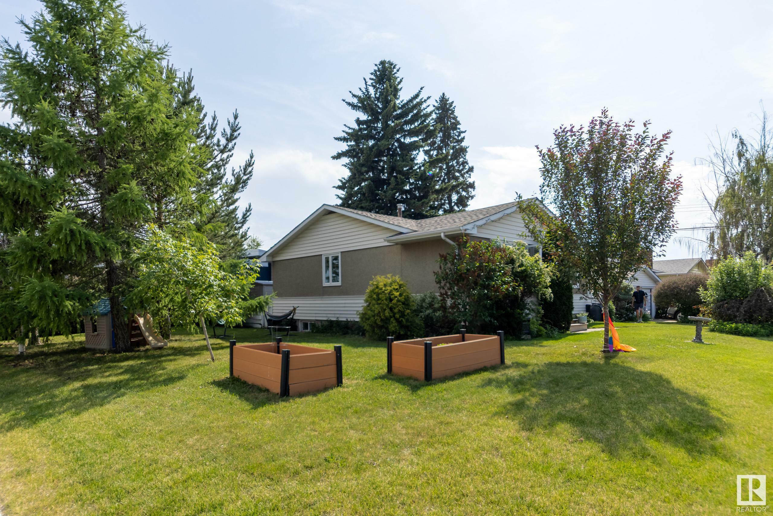 Property Photo: 7107 96B Avenue NW AB T6B 1B9