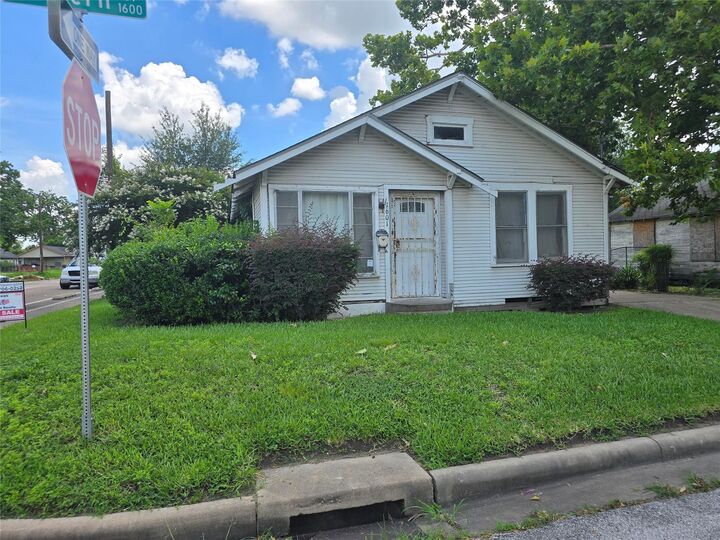 Property Photo: 1601 Malvern Street TX 77009