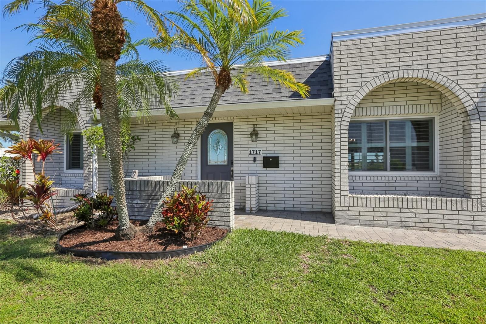 Property Photo:  1717 Danbury Drive  FL 33573 