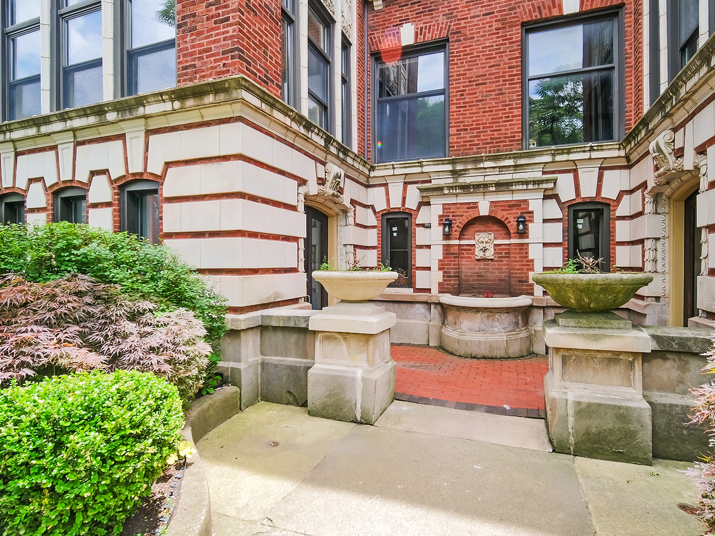 Property Photo: 855 E Drexel Square 1B IL 60615