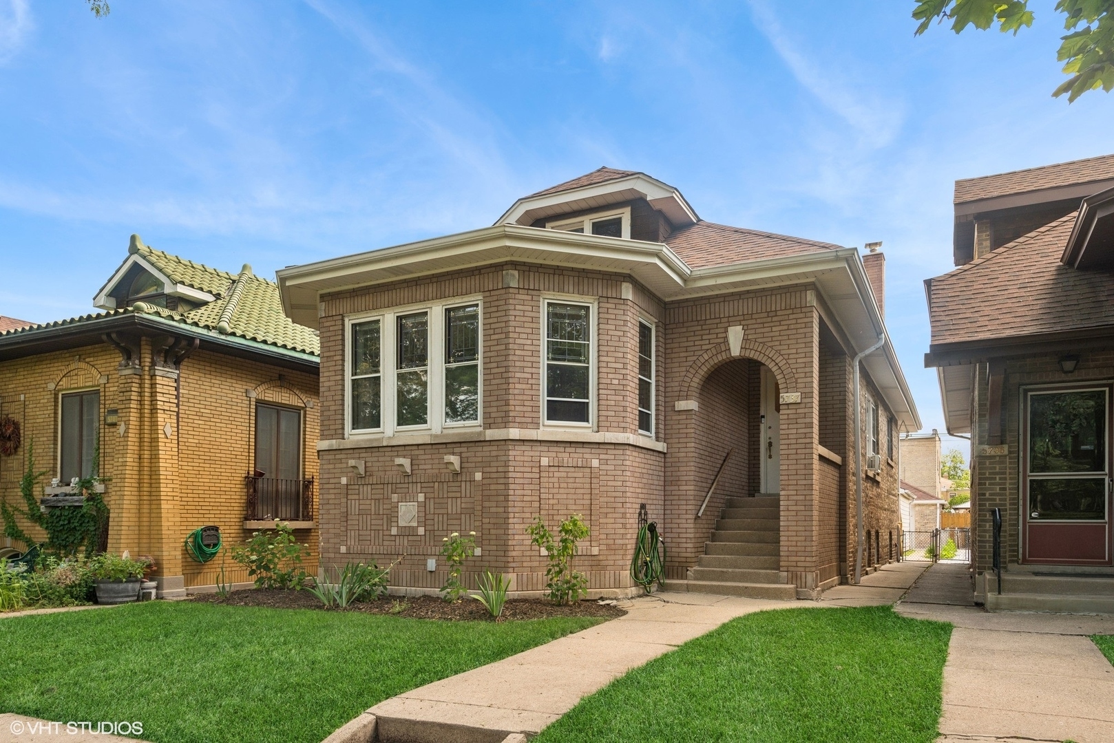 Property Photo:  5737 N Sacramento Avenue  IL 60659 