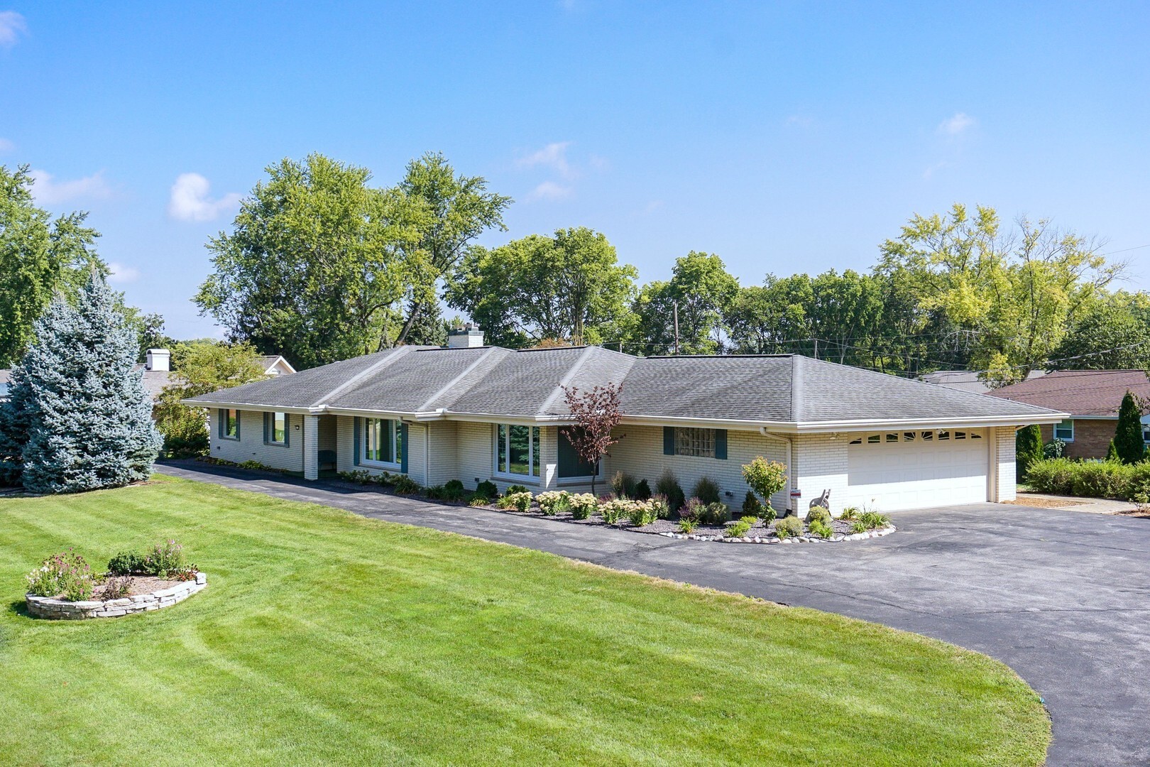 Property Photo: 10 Kent Drive IL 61761