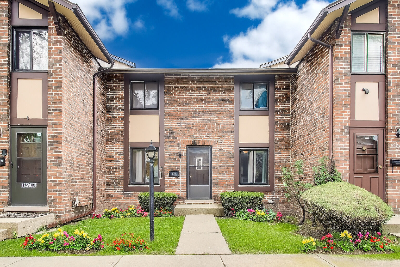 Property Photo:  1S247 Stratford Lane  IL 60181