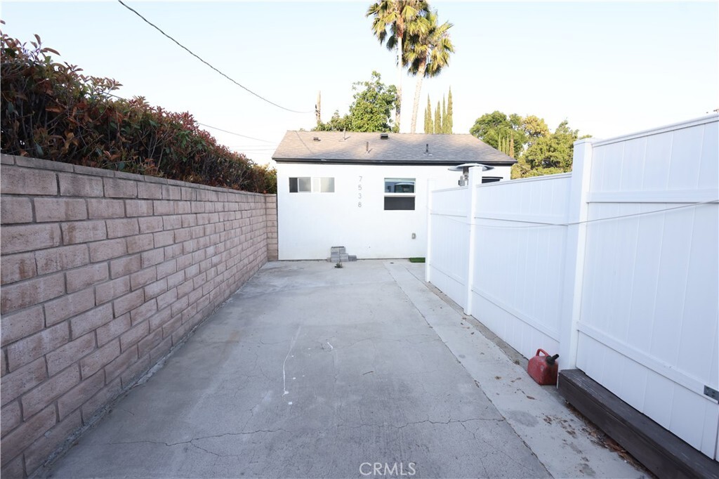 Property Photo: 7538 Gaviota Avenue CA 91406