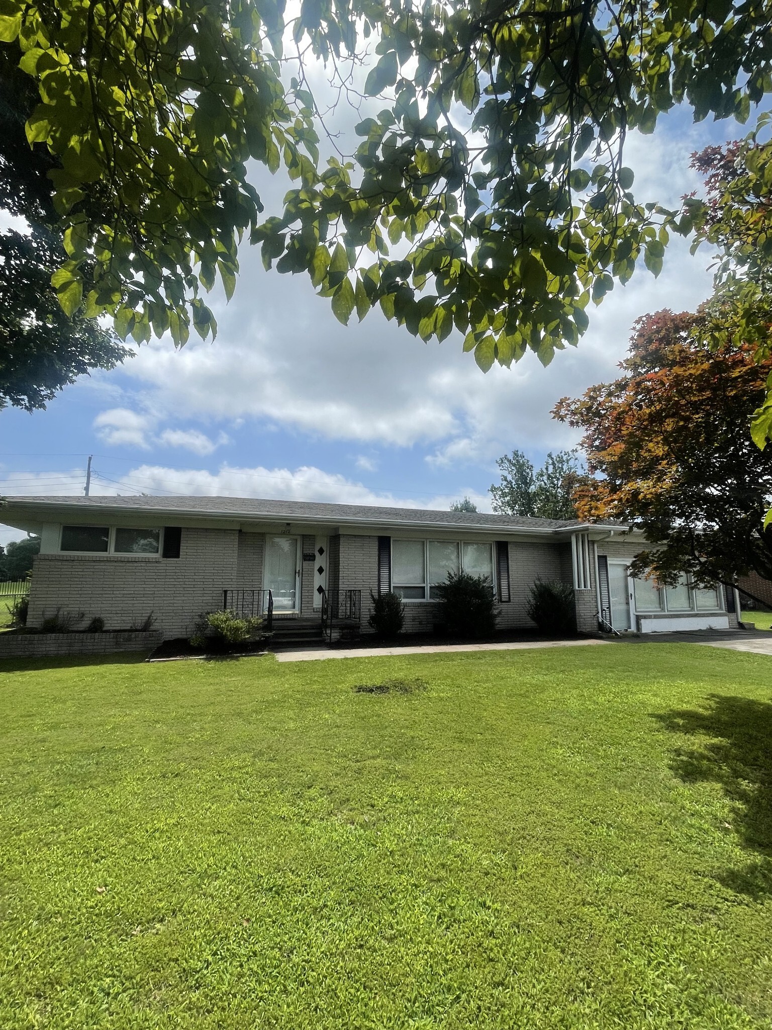 Property Photo: 1212 Poplar Dr TN 38464