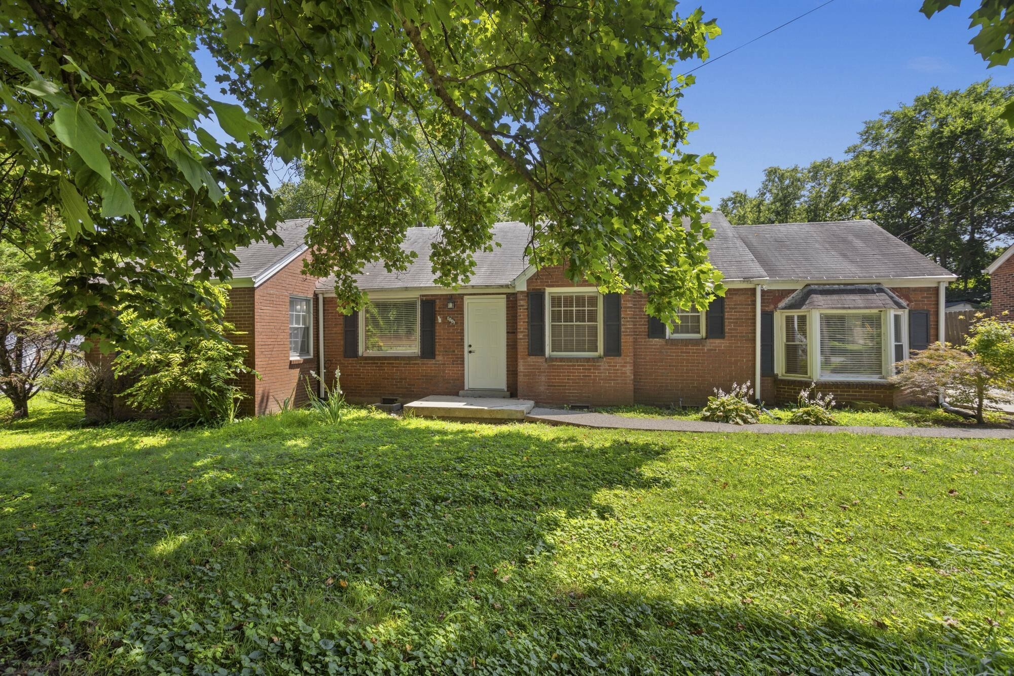 Property Photo: 1001 Horseshoe Dr TN 37216